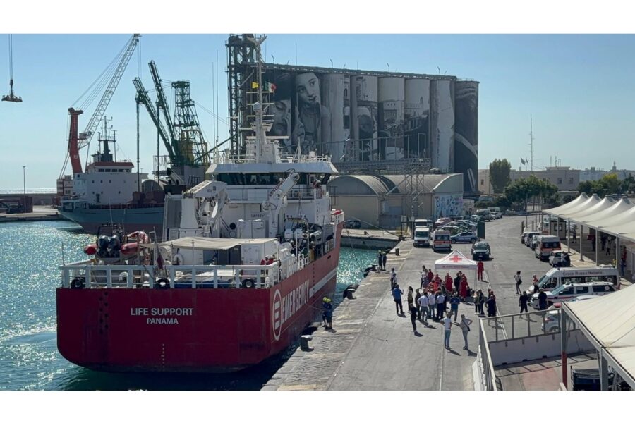 La nave trasporta anche sette cadaveri