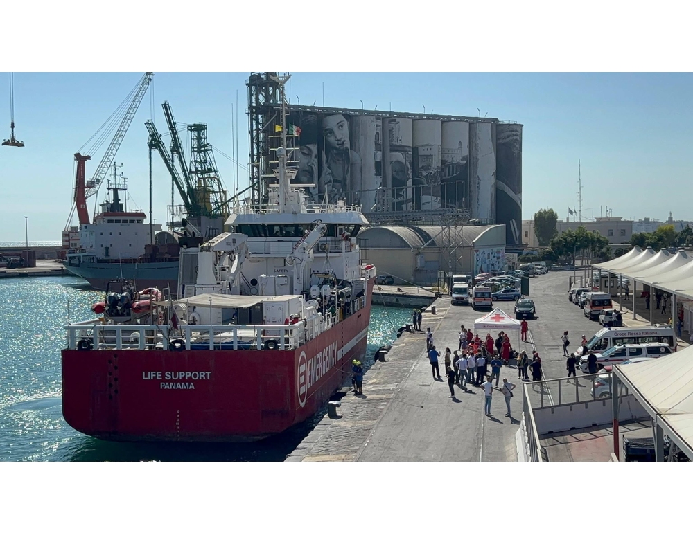 La Life Support di Emergency arrivata al porto di Bari con 48 migranti
