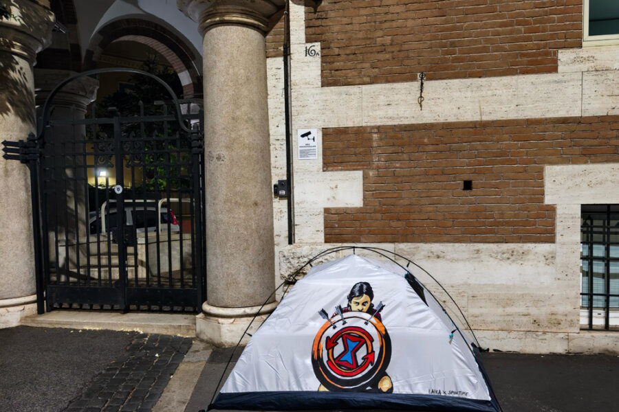 L'artista: 'Deve tornare pubblico