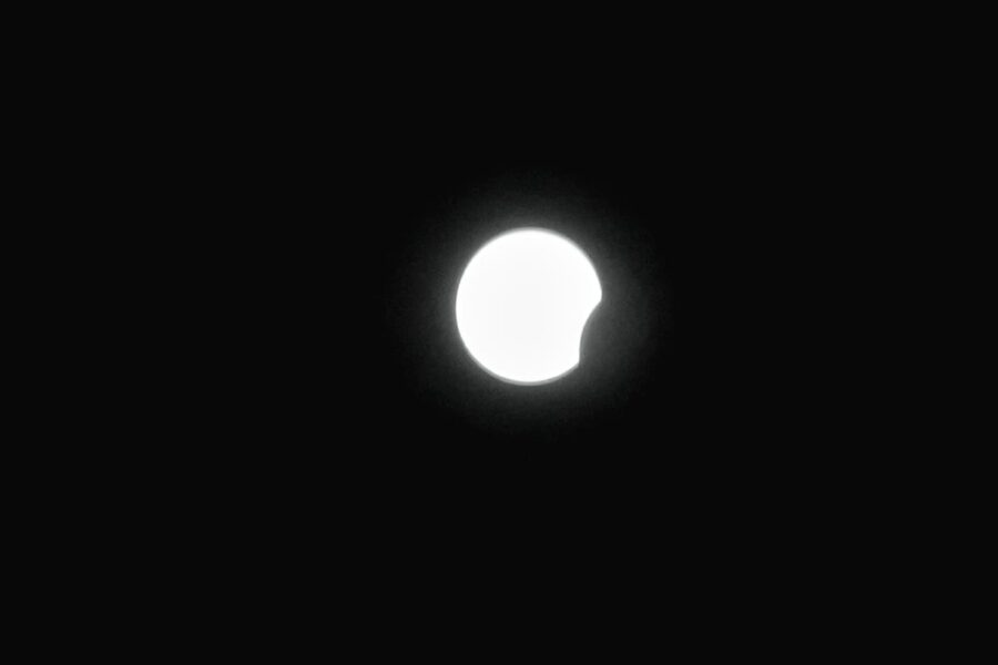 Una folla ovunque per osservare lo spettacolo