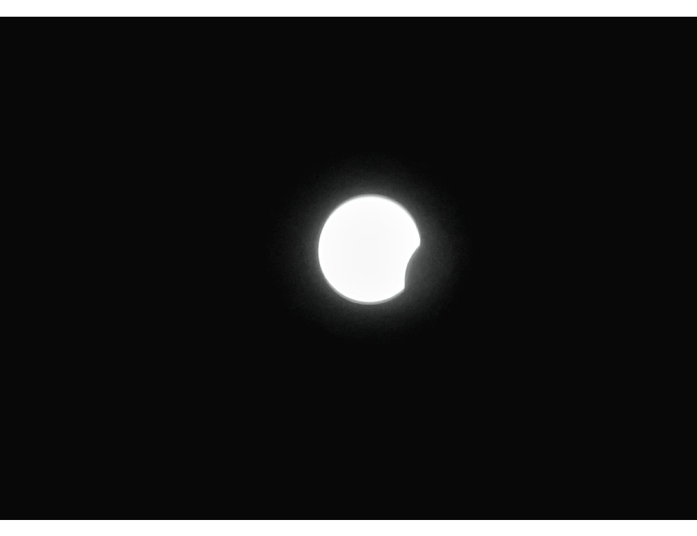 L’eclissi è iniziata, la Luna ‘rosicchia’ il disco del Sole