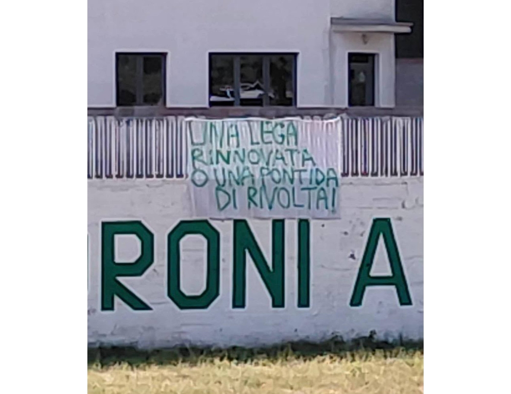 ‘Lega rinnovata o una Pontida di rivolta’, striscione sul pratone