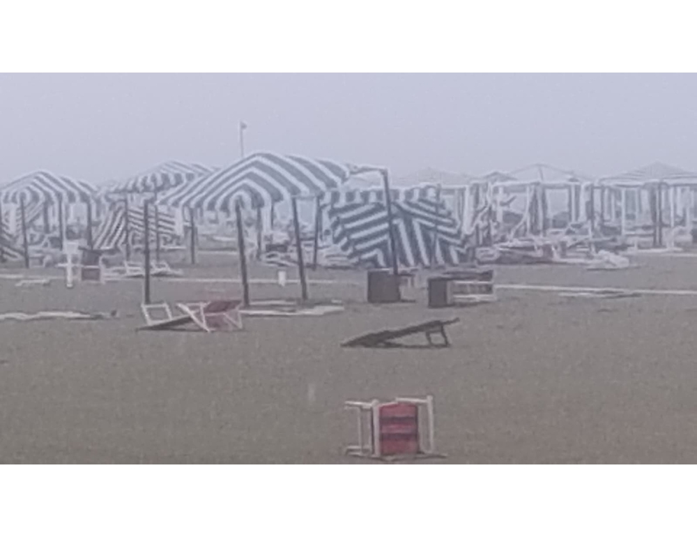 Maltempo, decine di stabilimenti balneari danneggiati in Versilia