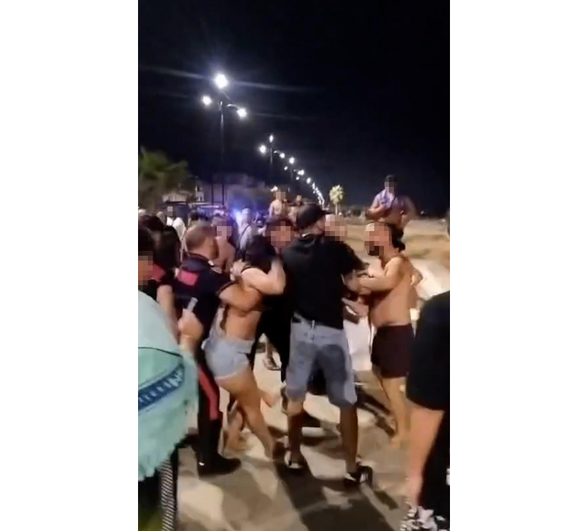 Maxi rissa in spiaggia a Mondragone a Ferragosto, scattano i provvedimenti
