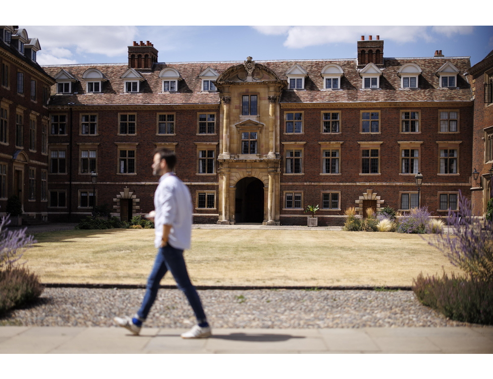 Media, ex professore di Cambridge accusato di plagio trovato morto a Londra