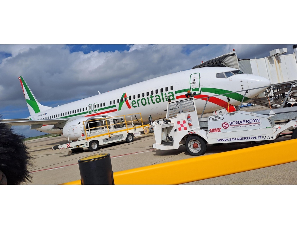 Momenti di paura sul volo Cagliari Roma per uno pneumatico forato