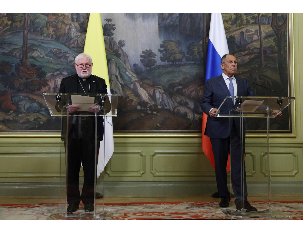 Mons. Gallagher, per risolvere guerra in Ucraina non isolare Mosca