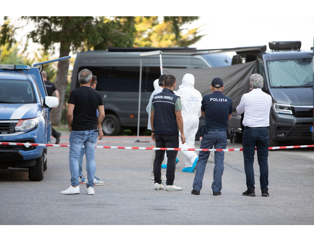 Morte avvelenate, in casa sequestrati dal pane al cestino dell’immondizia