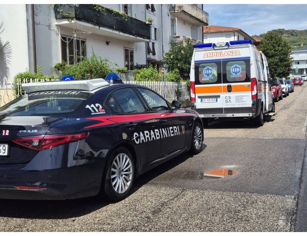 Muore a 88 anni schiacciato dalla propria auto in garage