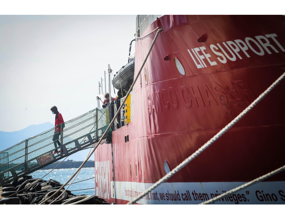 Nave di Emergency soccorre un’imbarcazione, 7 migranti morti