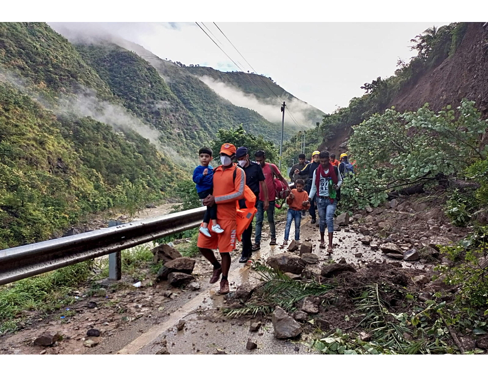 Nepal, il bilancio dei morti sale a 734, i dispersi sono 2.498