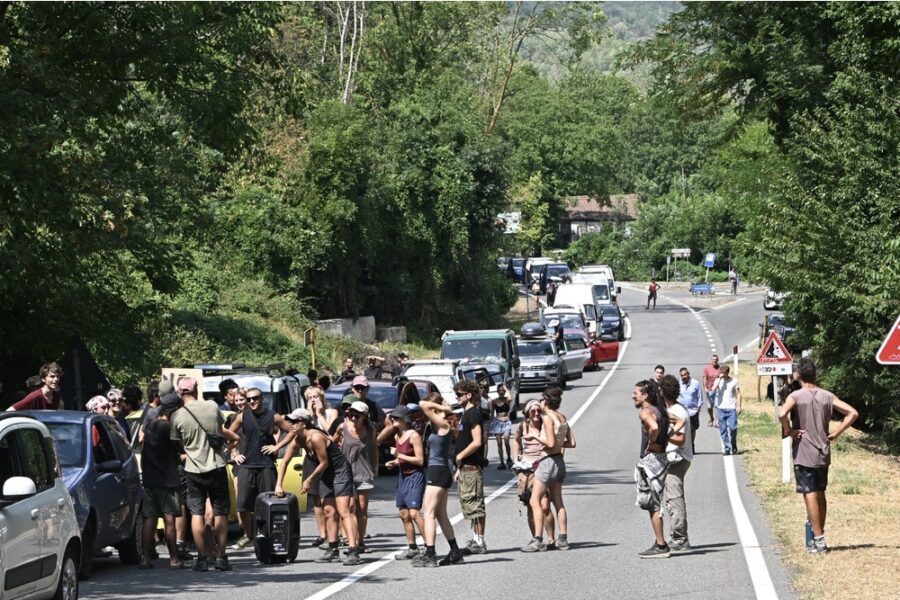 Una quarantina di veicoli sono fermi in strada