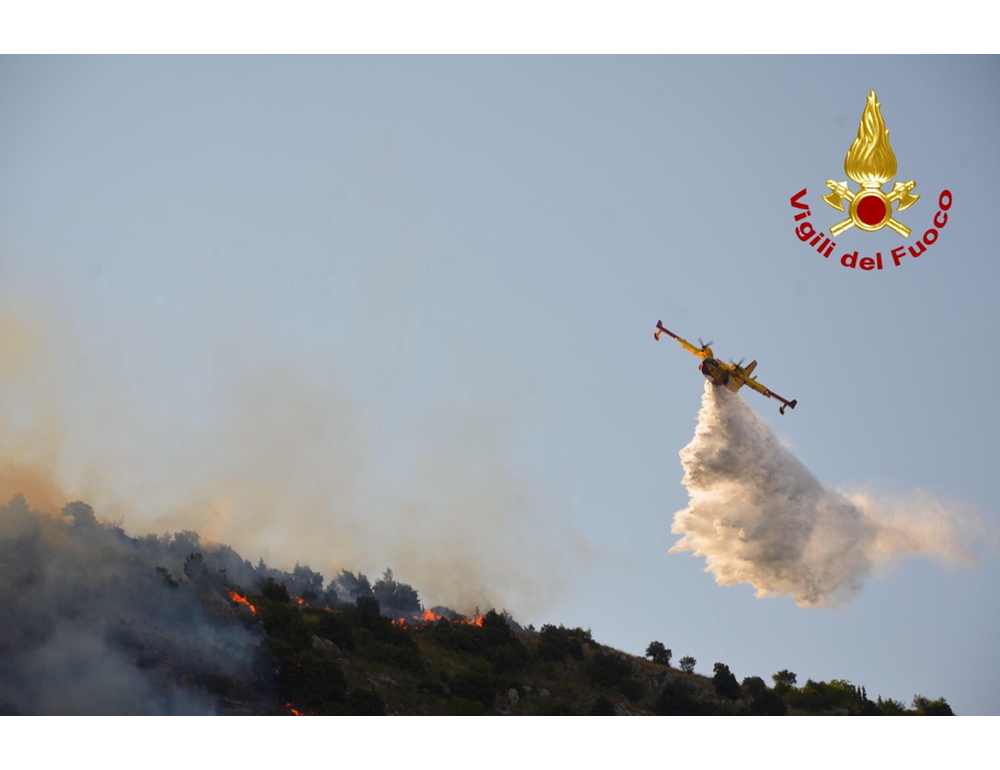 Notte di fuoco in provincia di Palermo, allerta incendi anche oggi