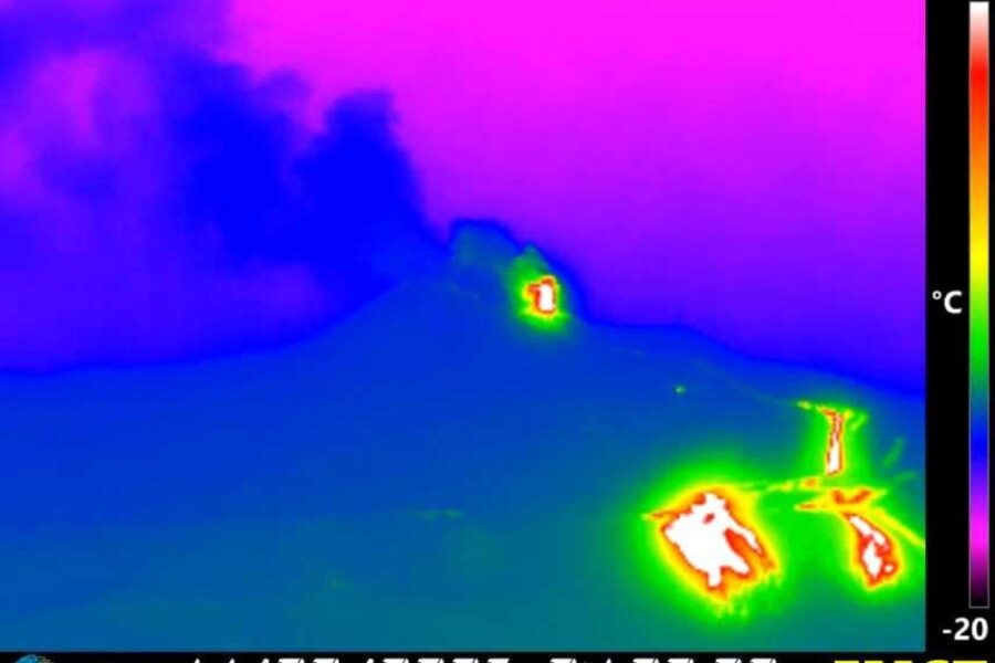 Forte attività esplosiva con emissione di cenere al cratere Voragine