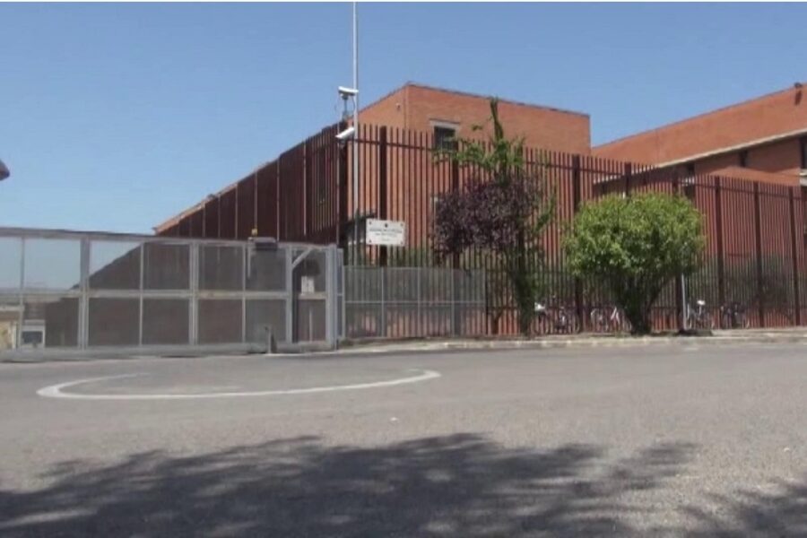 C'è stata colluttazione ed è stato colpito al capo. Pm indaga per reato preterintenzionale
