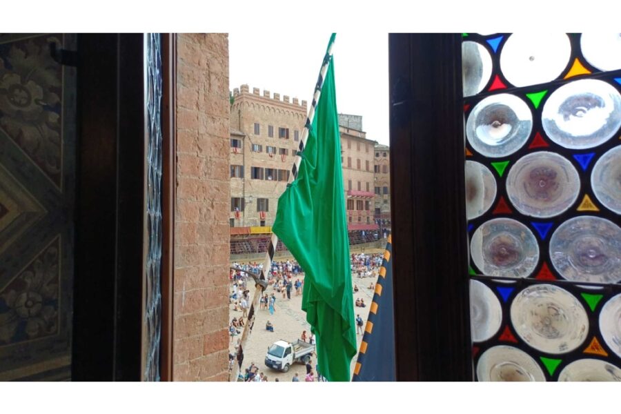 E' piovuto in piazza del Campo sulla pista di tufo. Esposta la bandiera verde