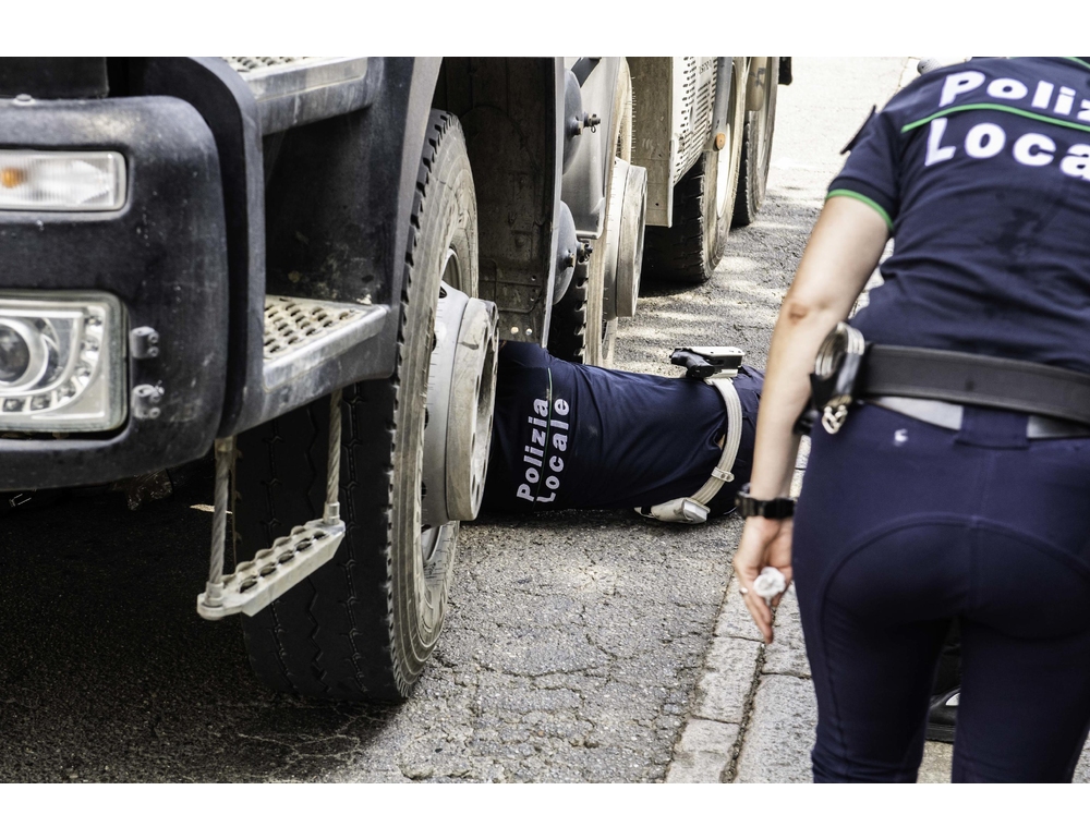 Pedone travolto e ucciso da un mezzo pesante a Milano