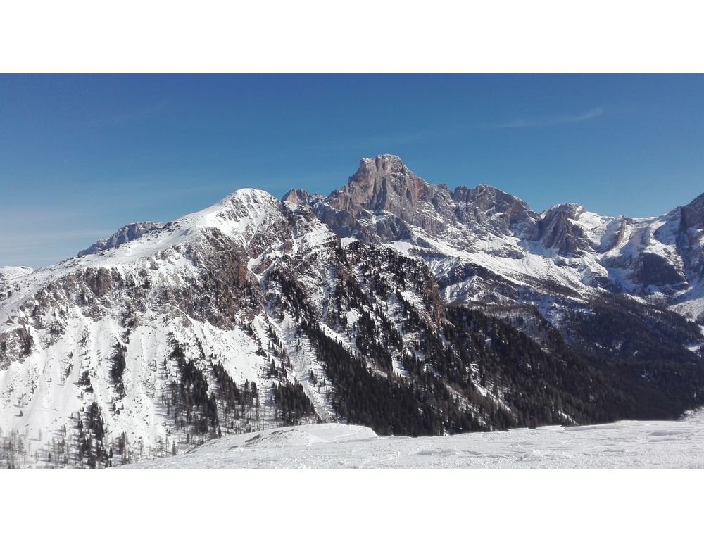Precipita in montagna davanti al marito, morta una donna di 65 anni