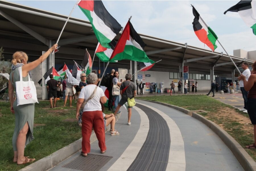 Gli attivisti: 'Nessuna tensione con chi è sceso dall'aereo in arrivo da Tel Aviv'