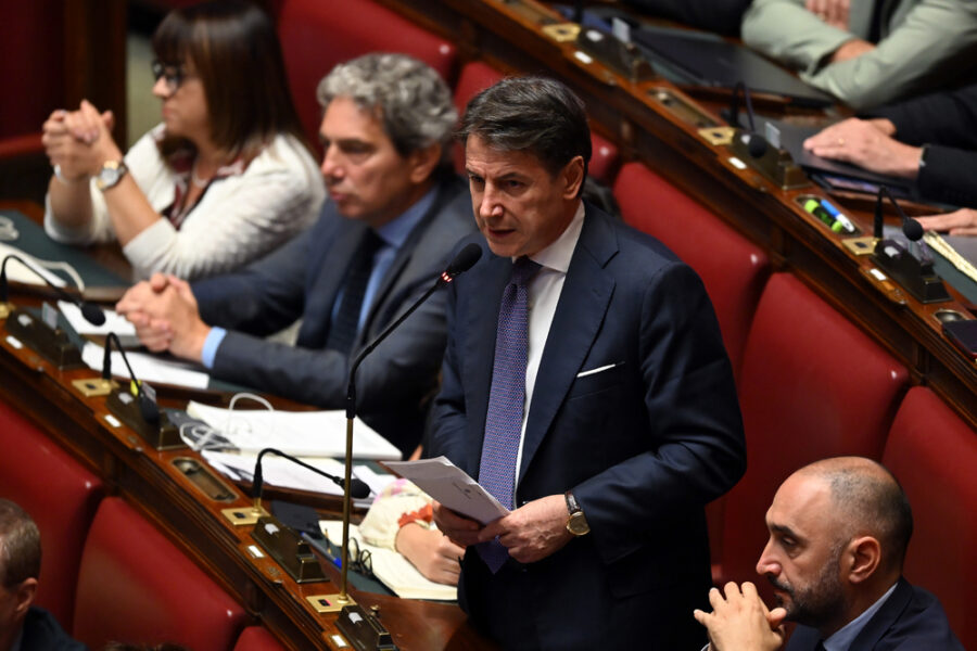 I senatori e i deputati del Movimento hanno alzato i cellulari nell'emiciclo