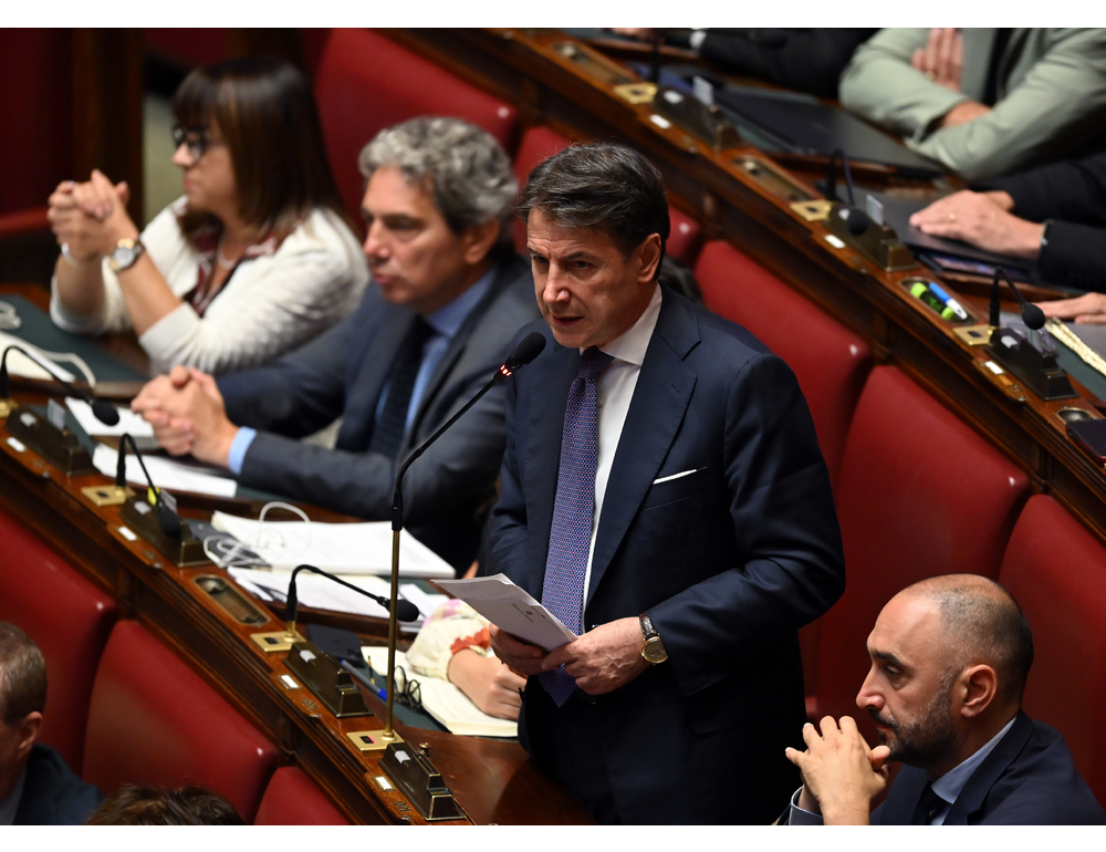 Protesta M5s sul caso Delmastro, alla Camera e al Senato urla ‘Fuori le chat’