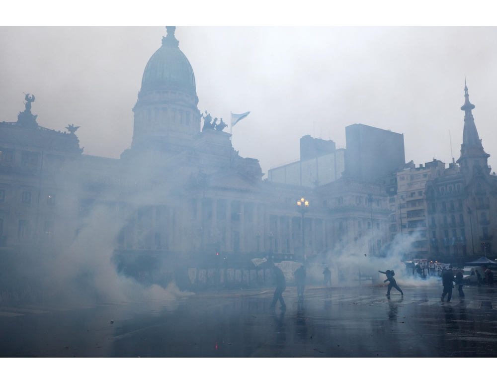 Protesta contro la legge sulla proprietà davanti al Parlamento argentino, scontri