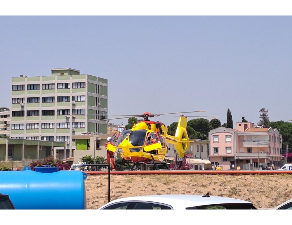 Ragazza di 18 anni sul sup travolta e ferita da un barchino di migranti