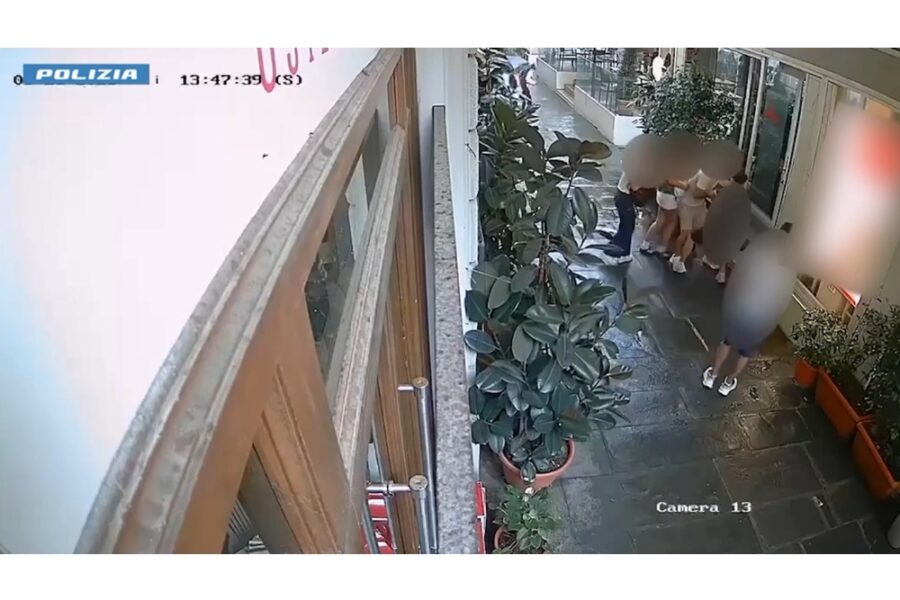 La polizia ferma due giovani di 19 e 22 anni