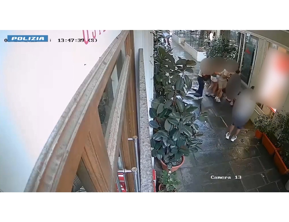 Rapina violenta a turista nel centro di Firenze, due arrestati