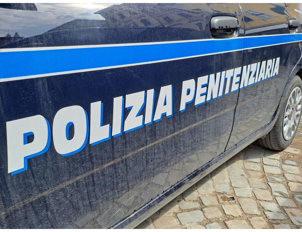 Rivolta in carcere Siracusa, agenti si lanciano dal tetto per sfuggire a pietre