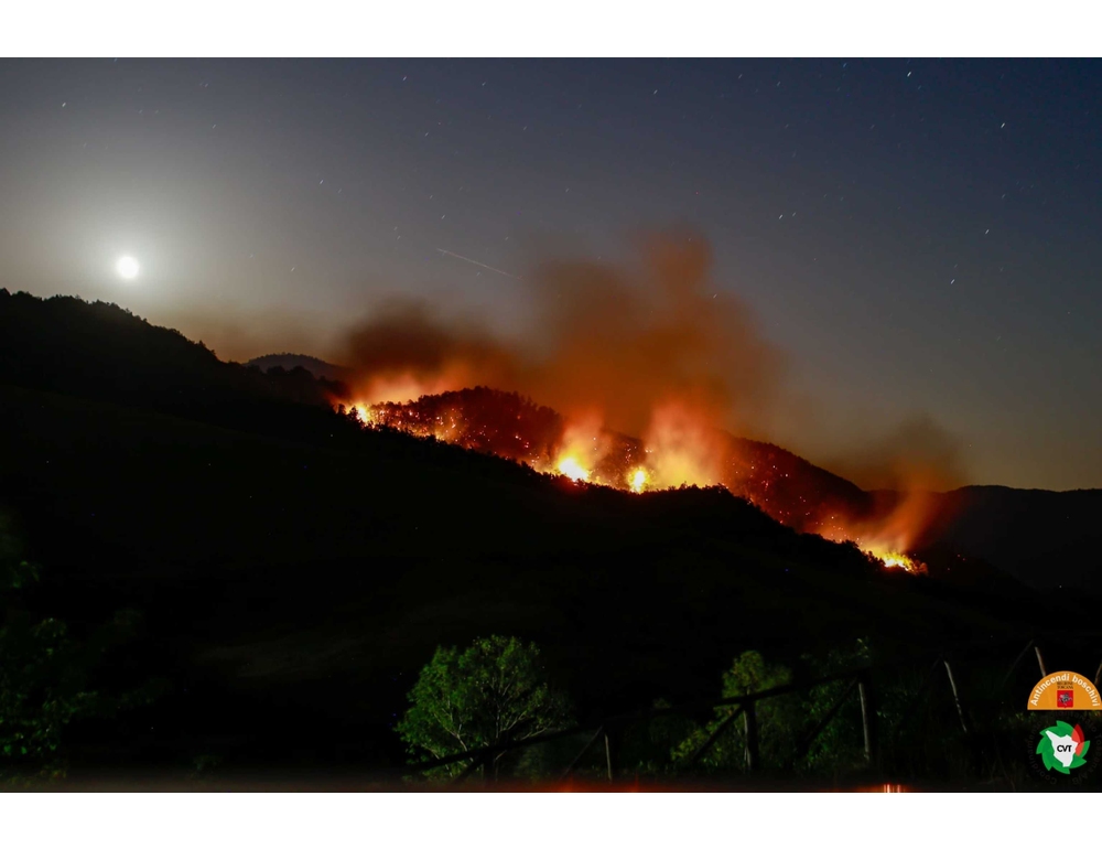 Rogo in bosco a Firenzuola, operazioni per tutta la notte, in azione Canadair