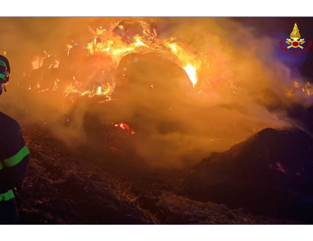 Rotoballe in paglia a fuoco nel Barese, incendio in corso da ore