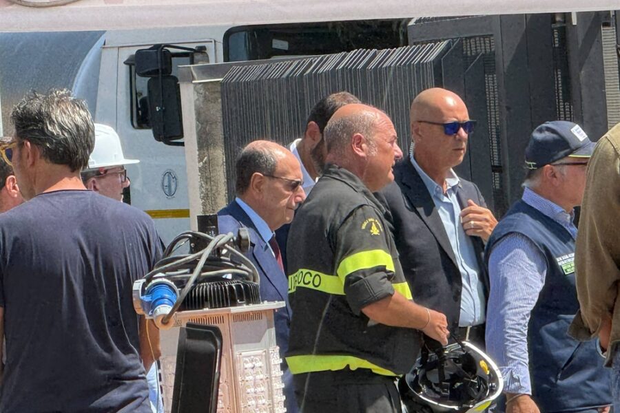 Briefing con vigili e capo protezione civile regionale su ricerche dispersi