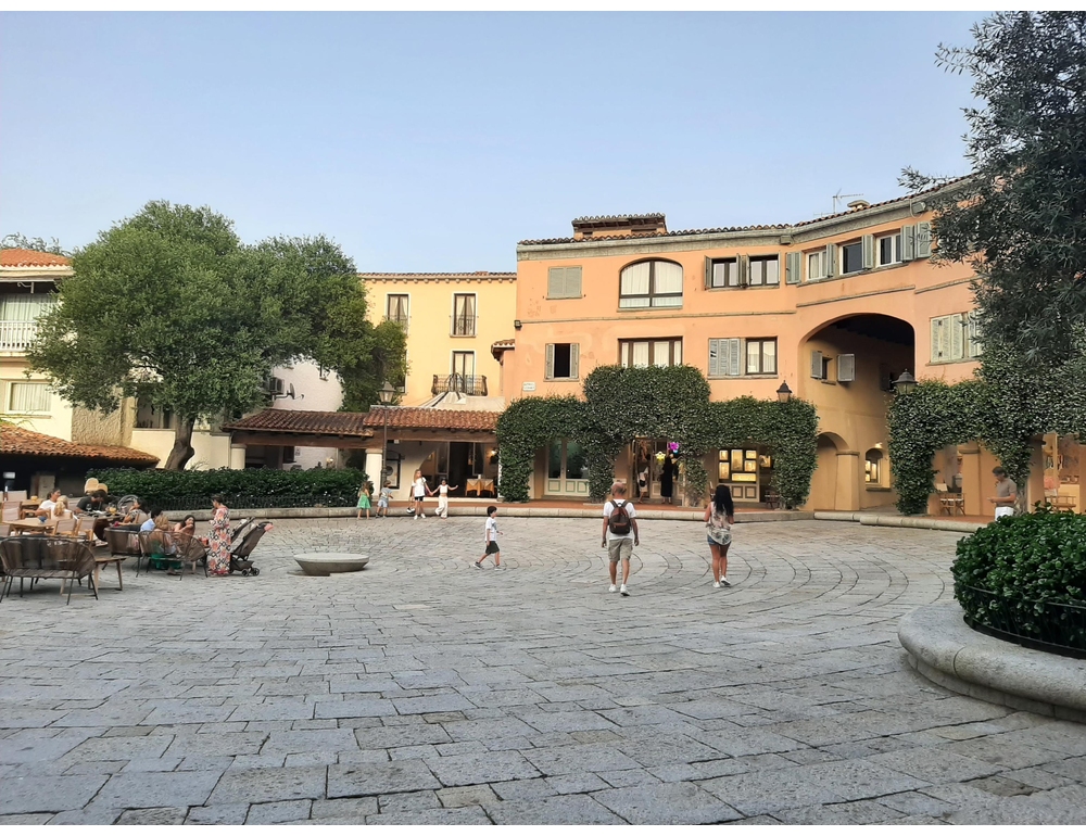 Scippano l’orologio di lusso a un turista a Porto Rotondo, due arresti