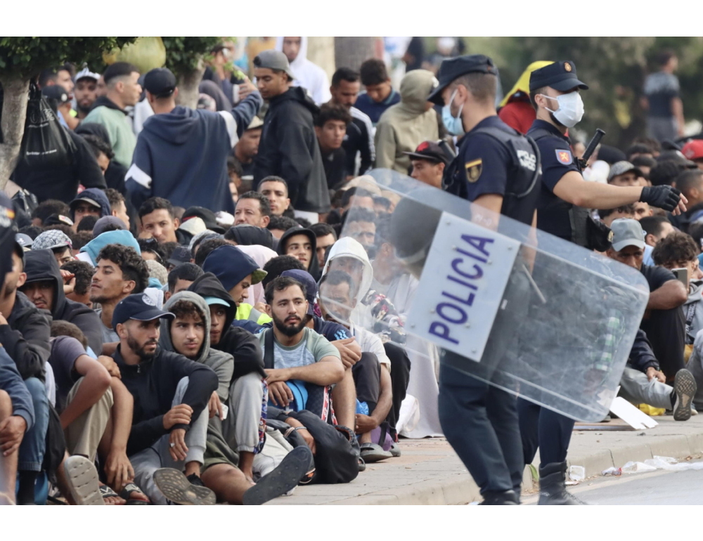 Scontri fra migranti a Ceuta, polizia spara in aria per disperdere la ressa