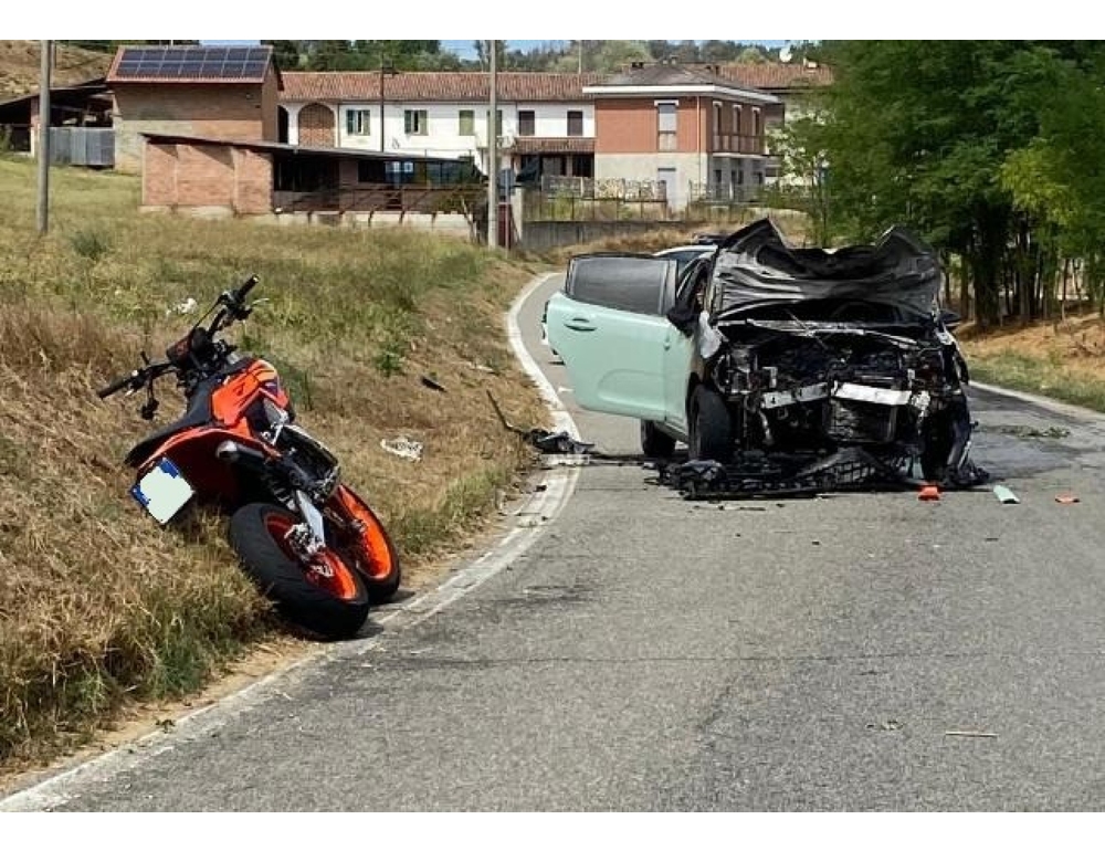 Scontro frontale tra auto e moto nell’Astigiano, gravissimo un 16enne