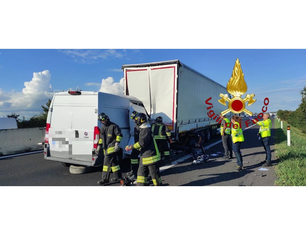 Scontro tra un furgone e un camion sull’autostrada A/4, un morto