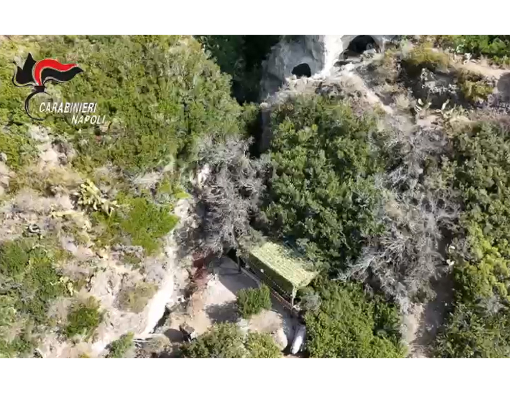 Sequestrato a Ischia resort abusivo mimetizzato tra la vegetazione