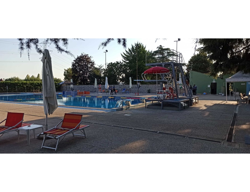 Si tuffa in piscina e non riemerge, morto un ragazzo di 20 anni