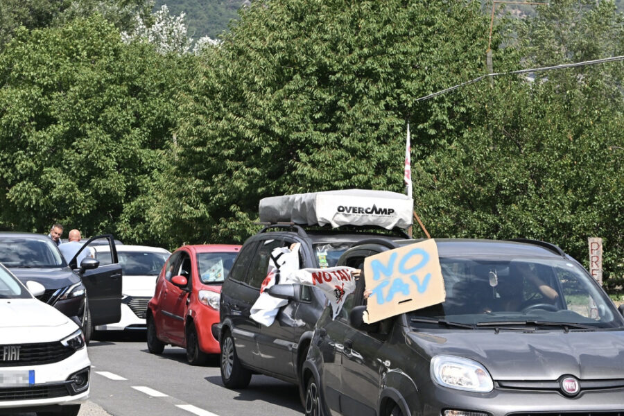 Tra cori e bandiere i militanti hanno formato una carovana