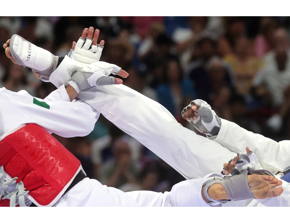 ‘Sono bravo nel taekwondo’ e colpisce un collega, licenziato