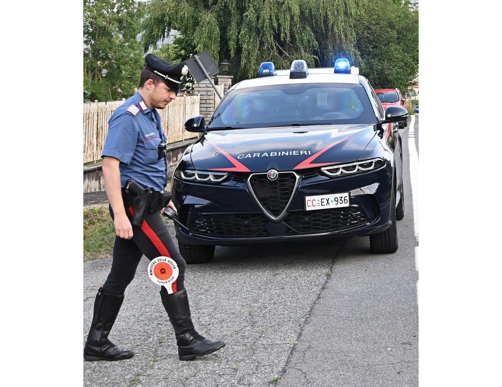 Sorprende i ladri in casa nel Pavese, li insegue e loro lo travolgono con un Suv