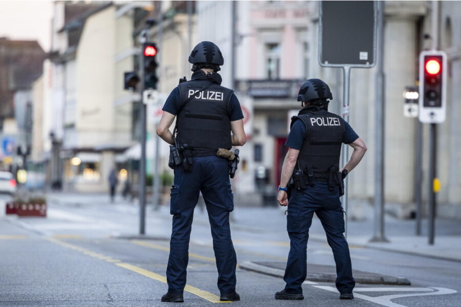 Lo riporta la polizia spiegando che gli autori sono ancora ricercati