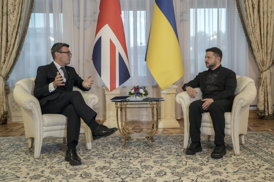A Kiev il premier Gb si cimenta con canzone degli Smiths. 'Sono fuori allenamento'