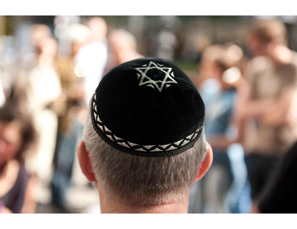 Spray e calci contro turista 22enne con la kippah a Roma