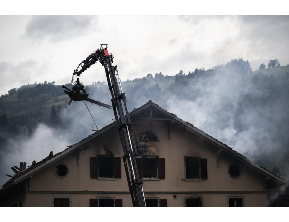 Svizzera, grave incendio a Thusis, disperse cinque persone