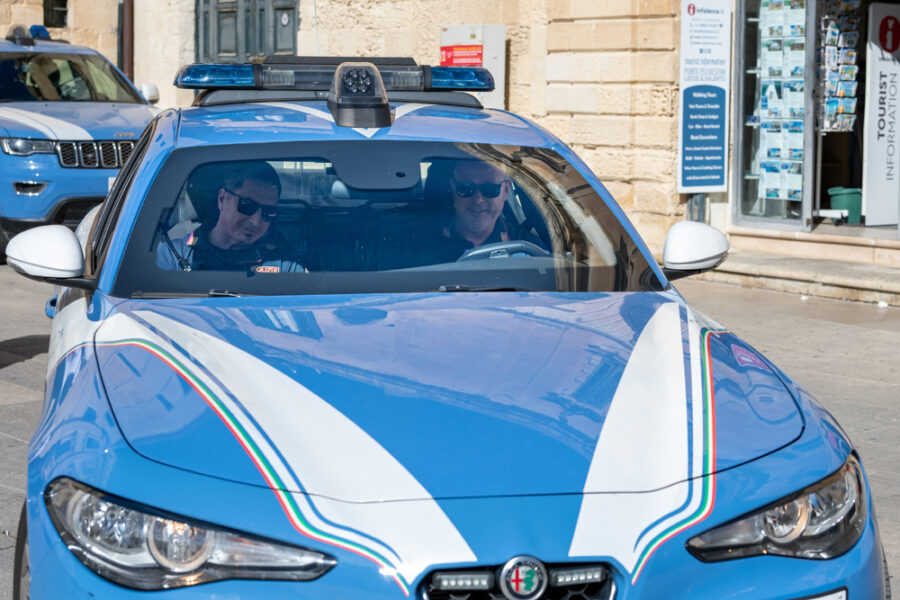 In carcere un 30enne. Avrebbe anche causato lesioni al figlio minorenne della vittima