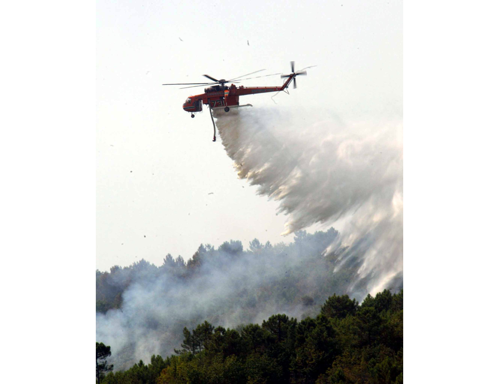 Torna il fuoco sul Monte Formiga tra Vicenza e Verona, elicottero in azione