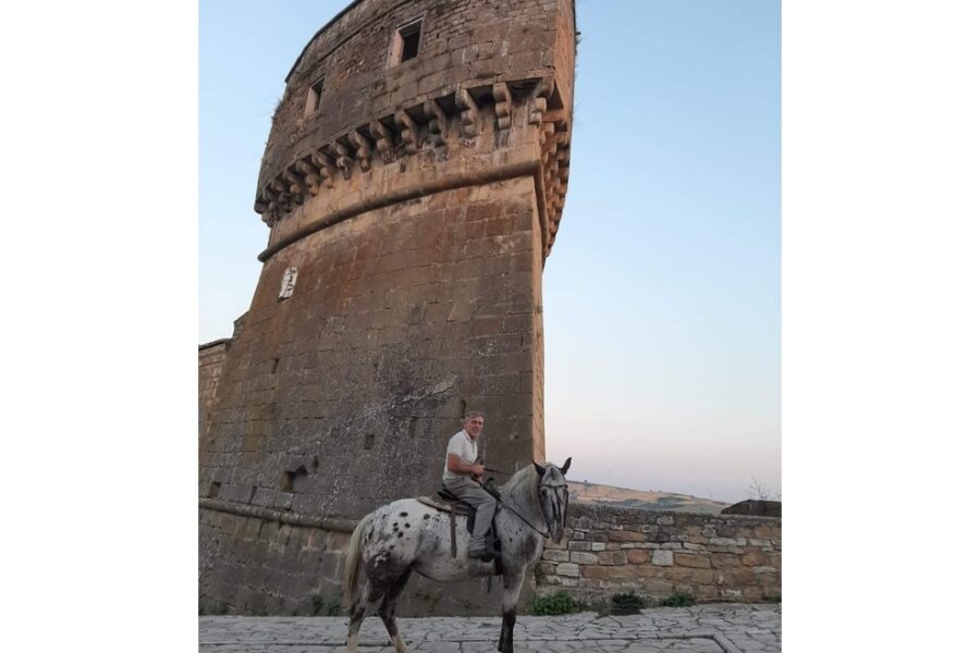 Massimiliano Accetturo vive a Rocchetta Sant'Antonio