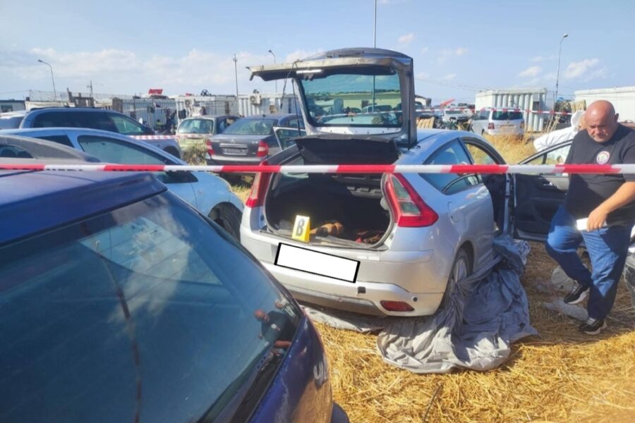 Il corpo del migrante era nel bagagliaio di un'auto